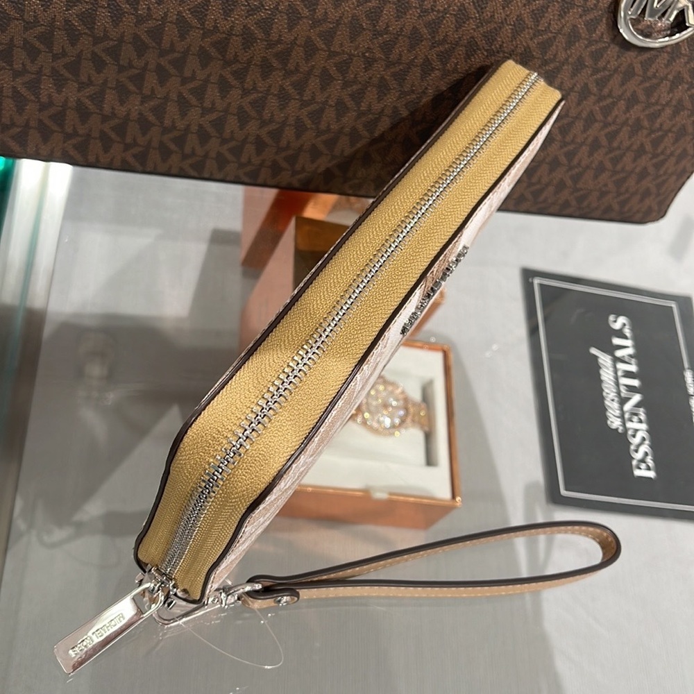 MICHAEL KORS Leather Continental Phone Holder Wristlet Wallet
Camel
NWT - Picture 15 of 16